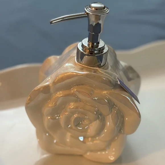 1 ENVOGUE Pearl Ceramic Rose Soap Dispenser — HomeGoods - Picture 5 of 8